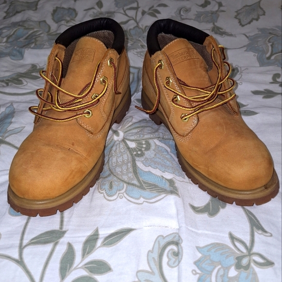A pair of Timberland Waterproof ladies 9.5W tan leather boots. Pre-loved - Picture 1 of 13